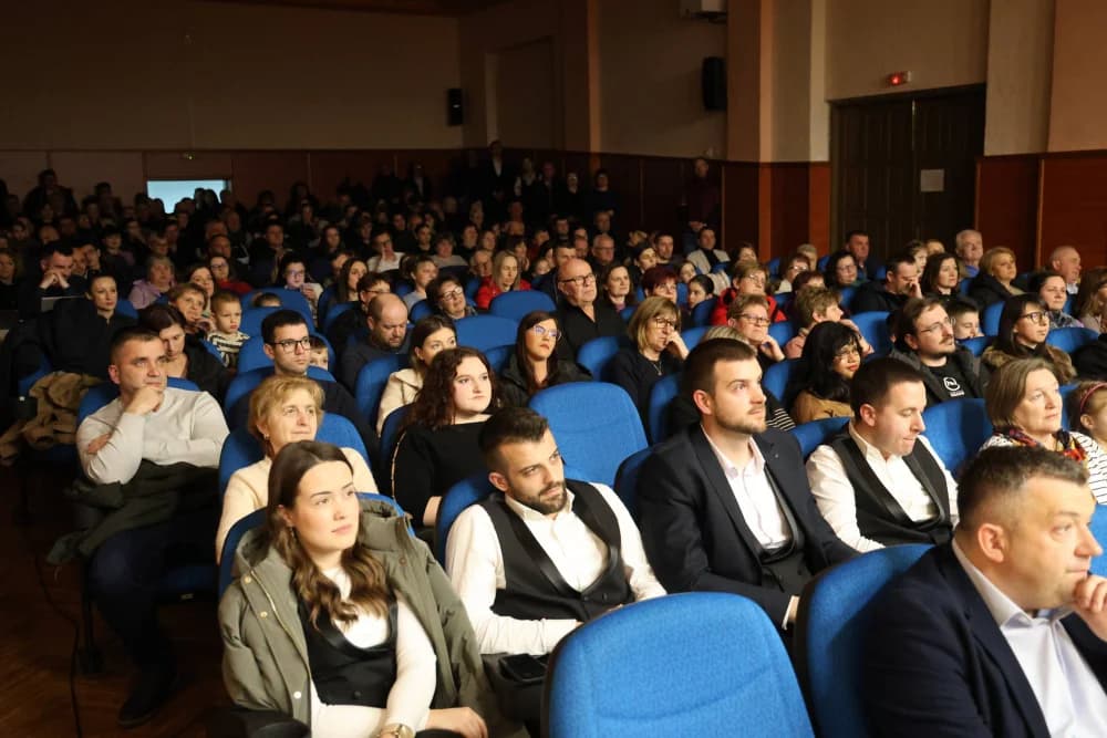 Dirljivim skladbama oduševili Kutjevčane: “Tamburom kroz Slavoniju i Hercegovinu”: