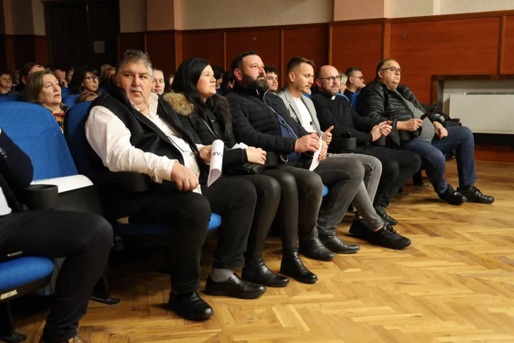Dirljivim skladbama oduševili Kutjevčane: “Tamburom kroz Slavoniju i Hercegovinu”: