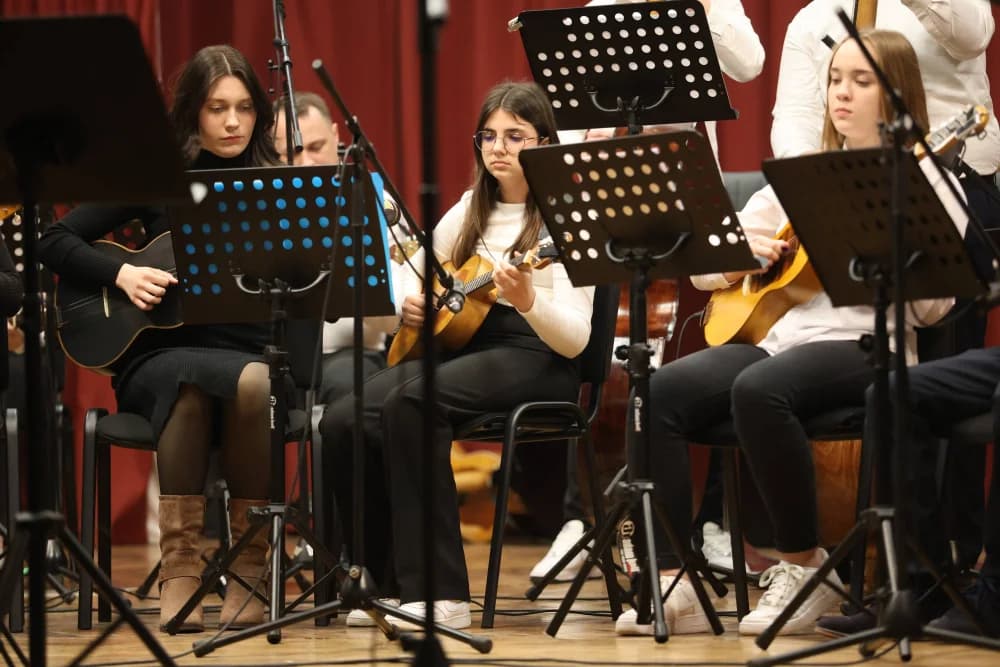 Dirljivim skladbama oduševili Kutjevčane: “Tamburom kroz Slavoniju i Hercegovinu”: