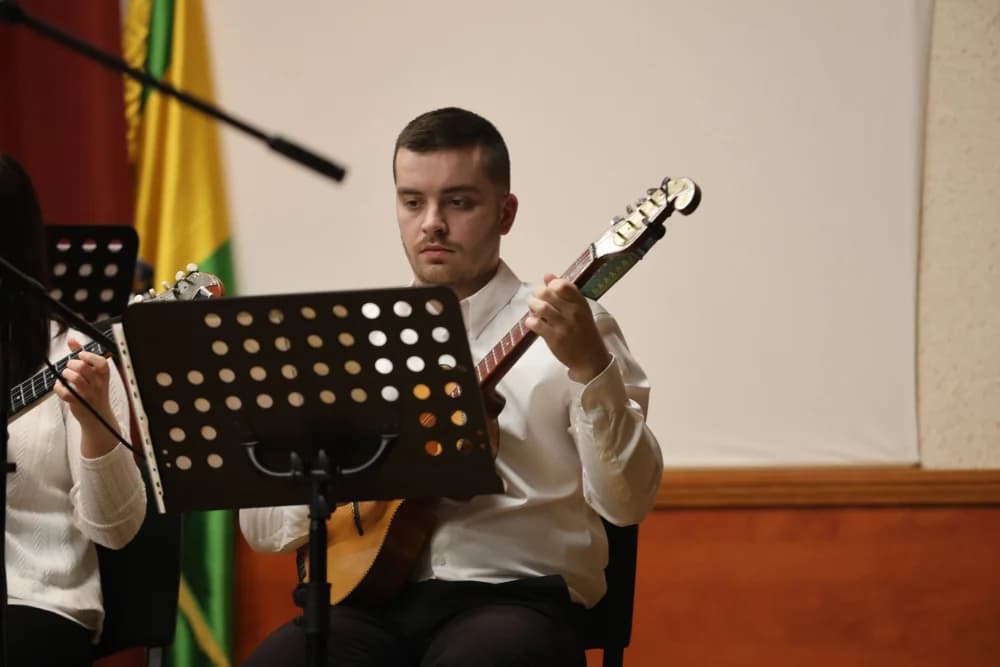 Dirljivim skladbama oduševili Kutjevčane: “Tamburom kroz Slavoniju i Hercegovinu”: