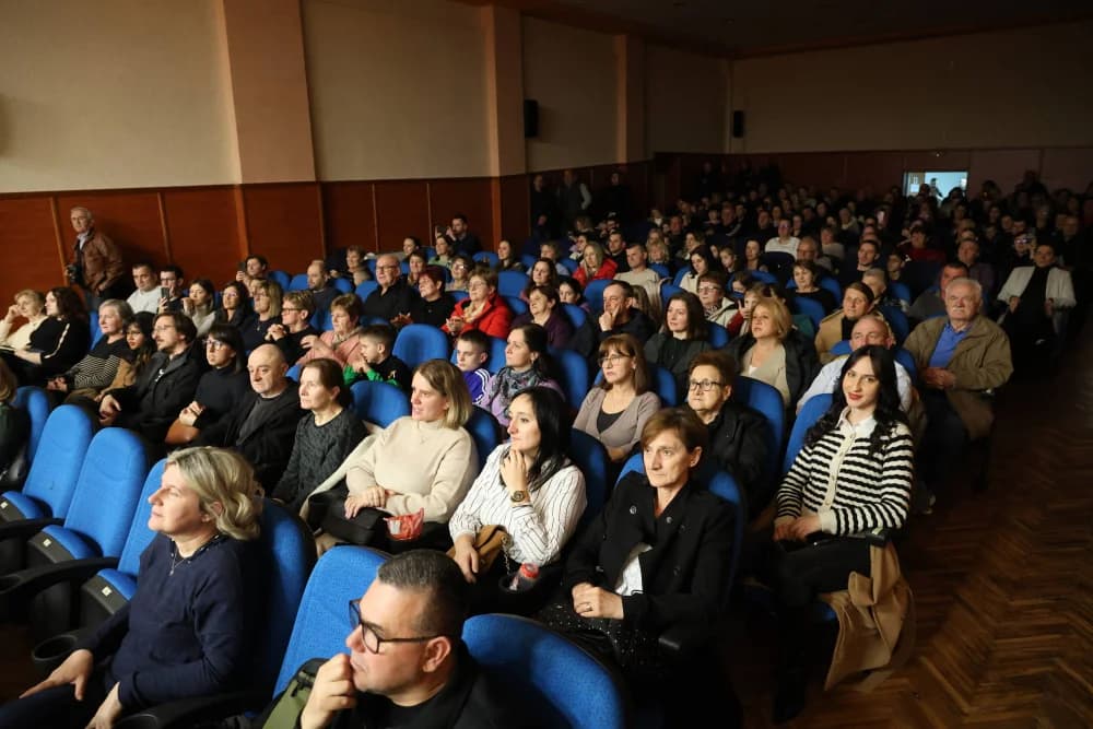 Dirljivim skladbama oduševili Kutjevčane: “Tamburom kroz Slavoniju i Hercegovinu”: