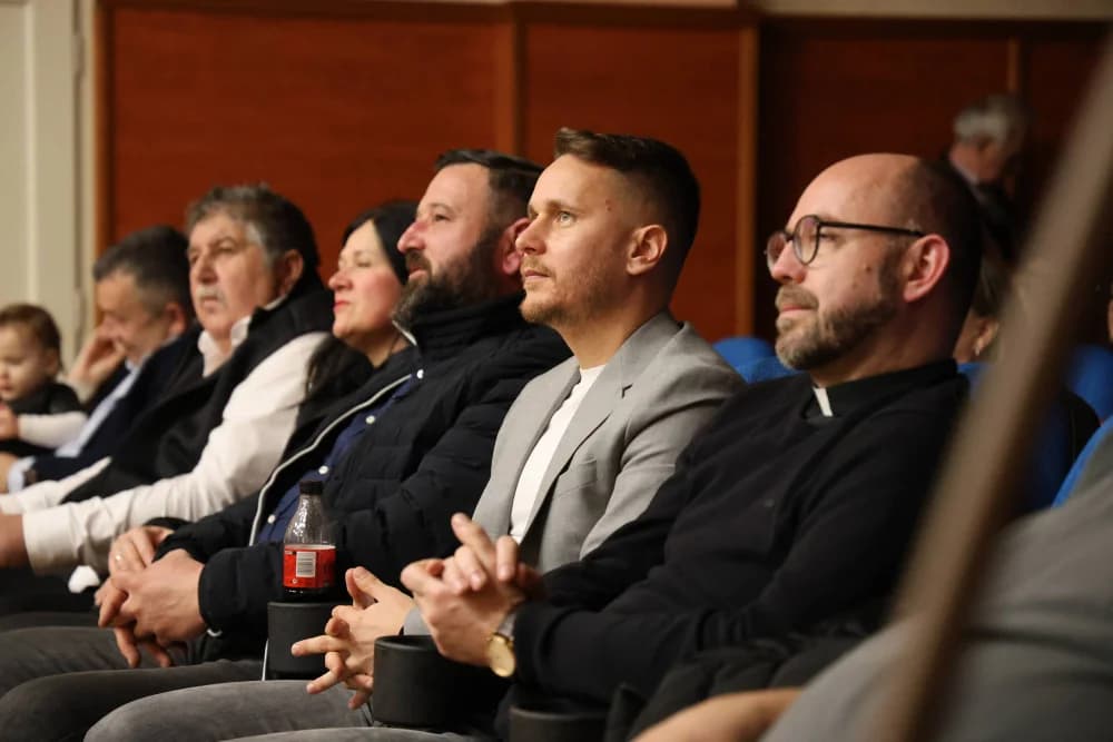 Dirljivim skladbama oduševili Kutjevčane: “Tamburom kroz Slavoniju i Hercegovinu”: