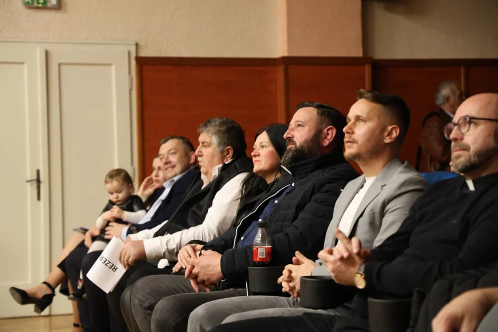 Dirljivim skladbama oduševili Kutjevčane: “Tamburom kroz Slavoniju i Hercegovinu”: