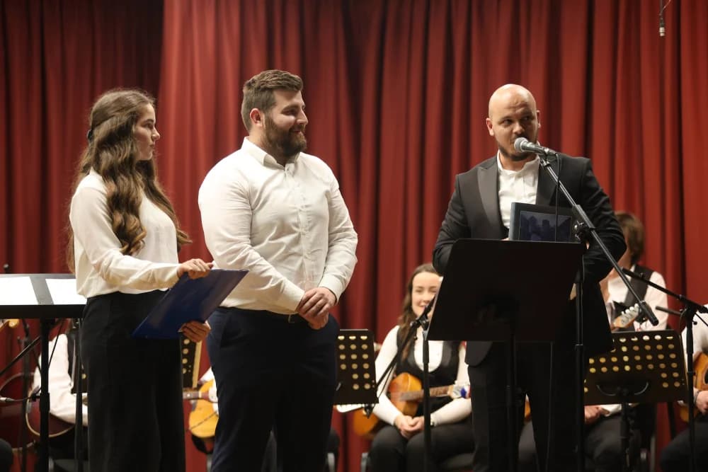 Dirljivim skladbama oduševili Kutjevčane: “Tamburom kroz Slavoniju i Hercegovinu”: