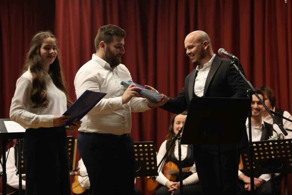 Dirljivim skladbama oduševili Kutjevčane: “Tamburom kroz Slavoniju i Hercegovinu”:
