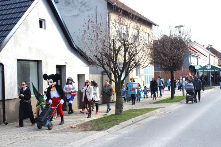 MAŠKARE NA TRGU BEĆARCA: Zanimljiv glazbeno-plesni program uz nagrade za najkreativnije maske