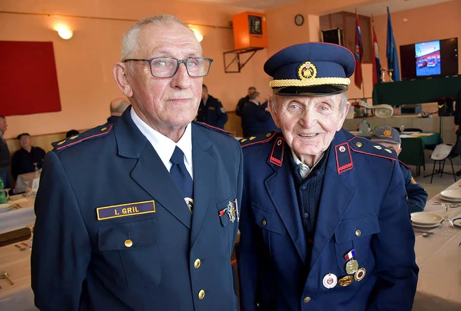 SKUPŠTINA DVD GRABARJE: Ivan Čavec primio spomenicu za 60 godina u vatrogastvu