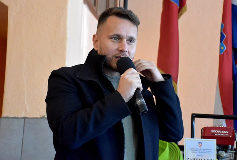 SKUPŠTINA DVD GRABARJE: Ivan Čavec primio spomenicu za 60 godina u vatrogastvu