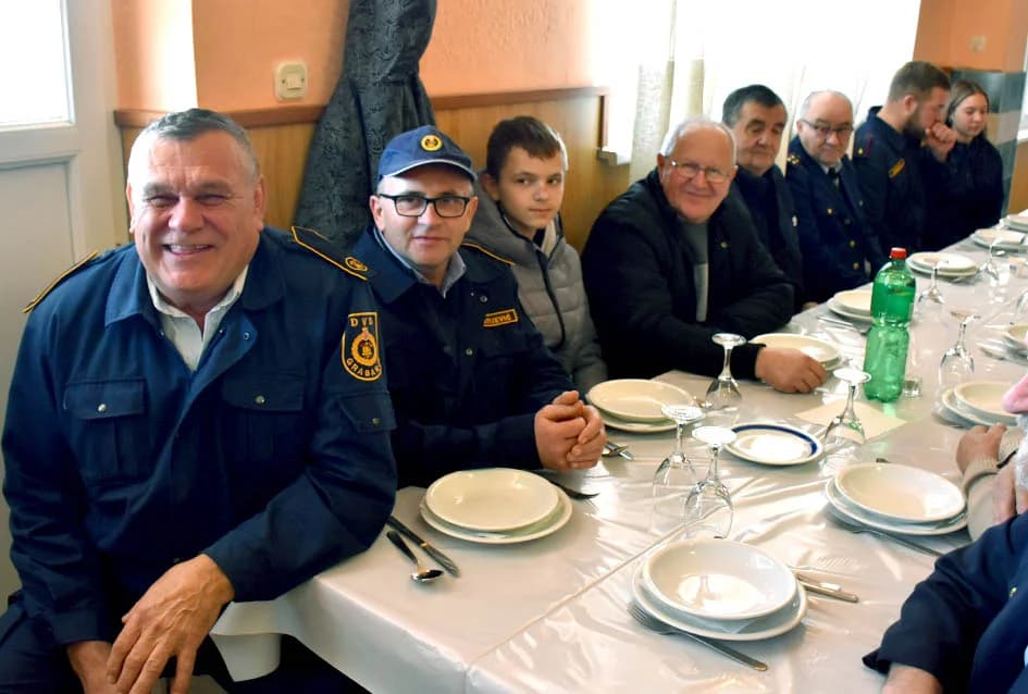 SKUPŠTINA DVD GRABARJE: Ivan Čavec primio spomenicu za 60 godina u vatrogastvu