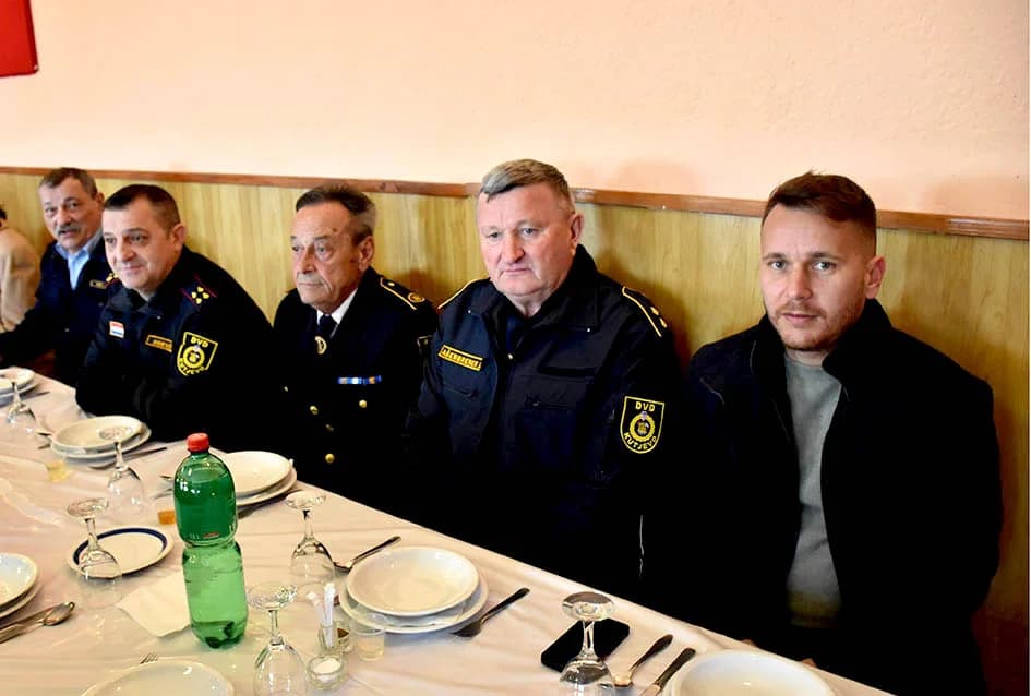 SKUPŠTINA DVD GRABARJE: Ivan Čavec primio spomenicu za 60 godina u vatrogastvu