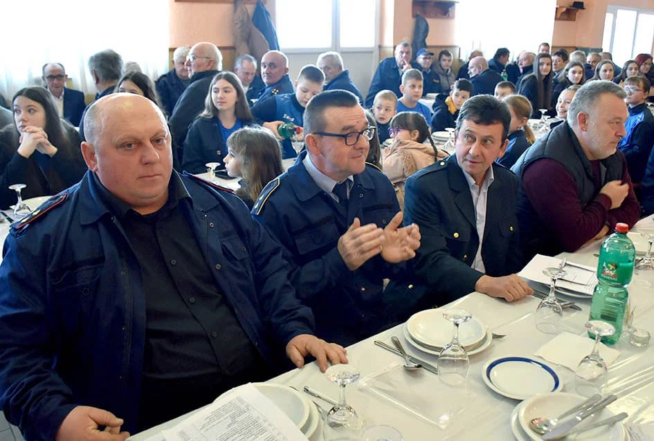 SKUPŠTINA DVD GRABARJE: Ivan Čavec primio spomenicu za 60 godina u vatrogastvu