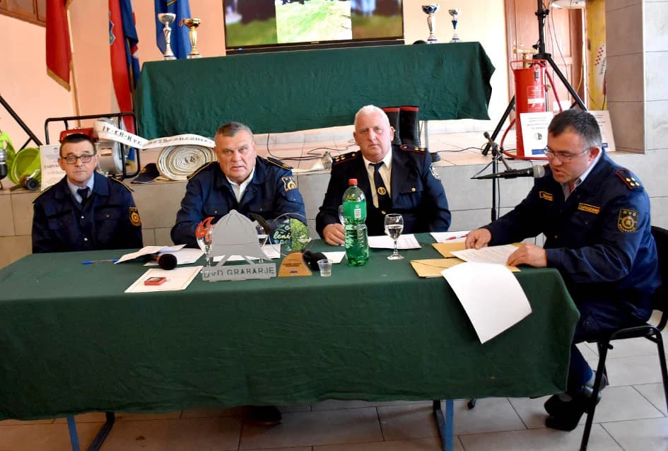 SKUPŠTINA DVD GRABARJE: Ivan Čavec primio spomenicu za 60 godina u vatrogastvu