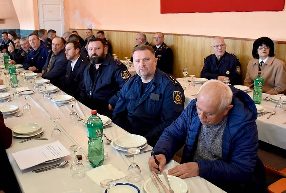 SKUPŠTINA DVD GRABARJE: Ivan Čavec primio spomenicu za 60 godina u vatrogastvu