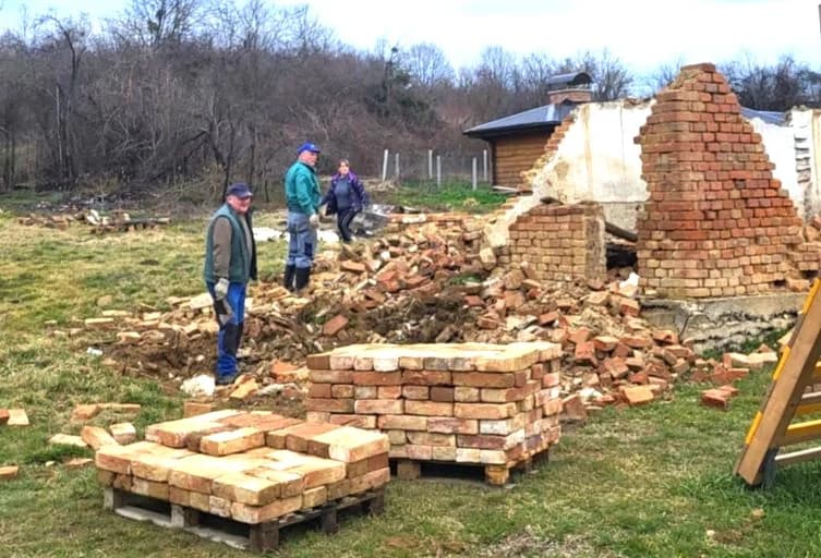 UDRUGA PUT  IZ RUŠEVA: Radne akcije na rušenju stare staje