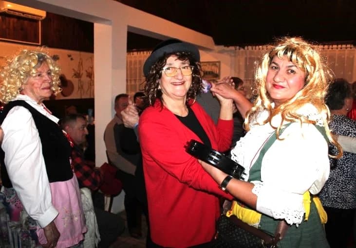 PLETERNIČKI UMIROVLJENICI Uz pjesmu i ples pod maskama održali pokladnu zabavu