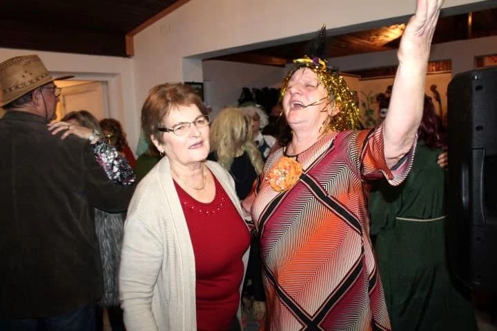 PLETERNIČKI UMIROVLJENICI Uz pjesmu i ples pod maskama održali pokladnu zabavu