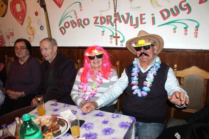 PLETERNIČKI UMIROVLJENICI Uz pjesmu i ples pod maskama održali pokladnu zabavu