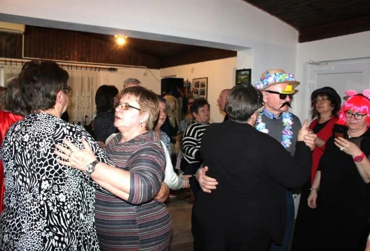 PLETERNIČKI UMIROVLJENICI Uz pjesmu i ples pod maskama održali pokladnu zabavu