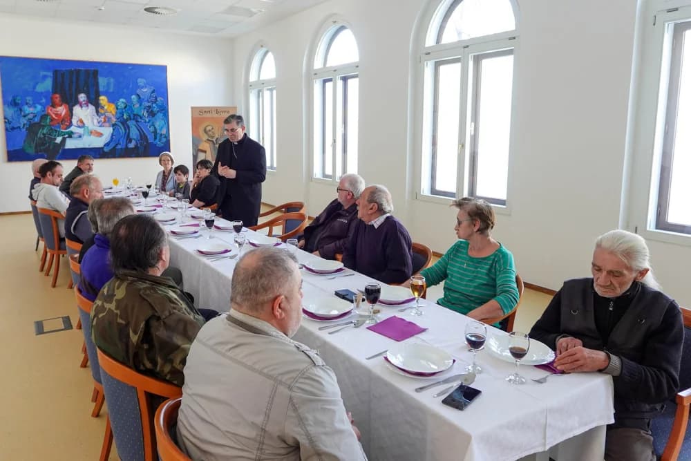 Susret biskupa Martinovića s korisnicima Caritasovih usluga