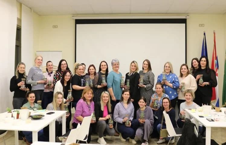 Održana radionica za izradu biljnih terarija, večeras predstavljanje knjige ʼʼU vilama hrvatske elite“