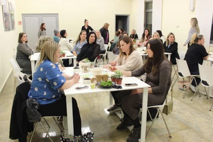 Održana radionica za izradu biljnih terarija, večeras predstavljanje knjige ʼʼU vilama hrvatske elite“