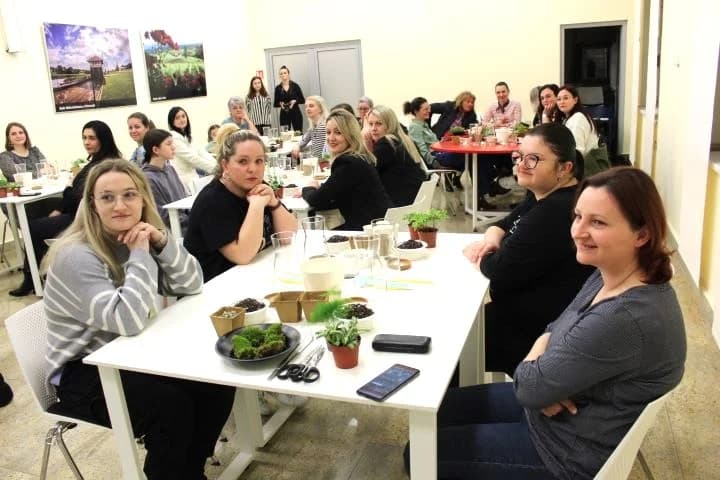 Održana radionica za izradu biljnih terarija, večeras predstavljanje knjige ʼʼU vilama hrvatske elite“