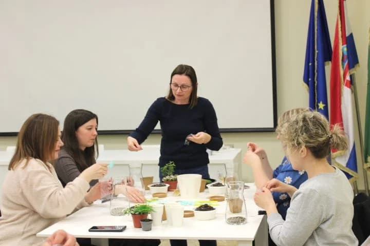 Održana radionica za izradu biljnih terarija, večeras predstavljanje knjige ʼʼU vilama hrvatske elite“