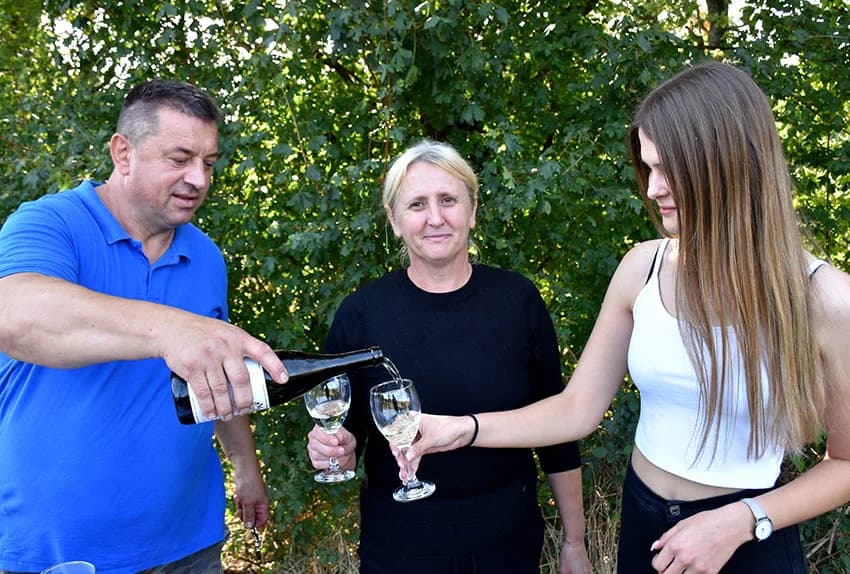MIROSLAV ŠKORO ZAVRŠIO OVOGODIŠNJU BERBU U VINOGRADU U MITROVCU: Bolji pjevač nego berač