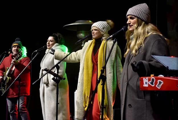 Najpoznatiji gitarista Ante Gelo okružio se Požežanima na brojnim nastupima, pa tako i za Dan žena