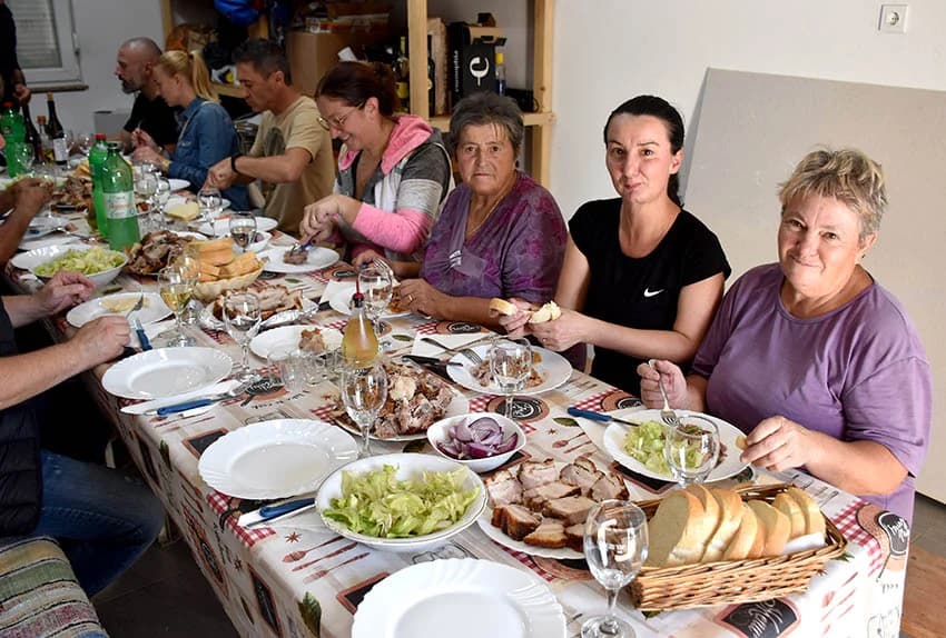 MIROSLAV ŠKORO ZAVRŠIO OVOGODIŠNJU BERBU U VINOGRADU U MITROVCU: Bolji pjevač nego berač