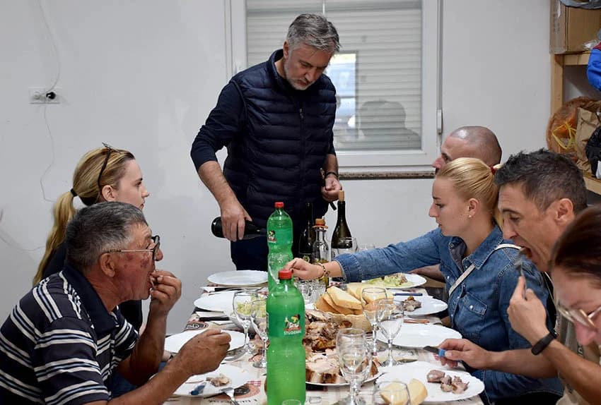 MIROSLAV ŠKORO ZAVRŠIO OVOGODIŠNJU BERBU U VINOGRADU U MITROVCU: Bolji pjevač nego berač