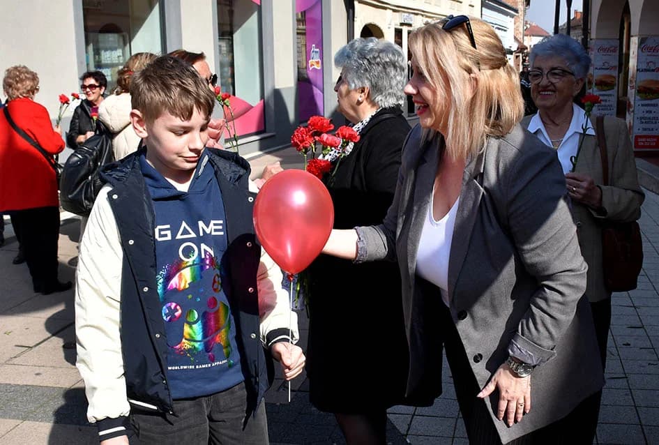 Kandidatkinja za županicu SDP-a Martina Vlašić Iljkić i županijski čelnik kandidat za gradonačelnika Požege Mitar Obradović uručivali karanfile Požežankama