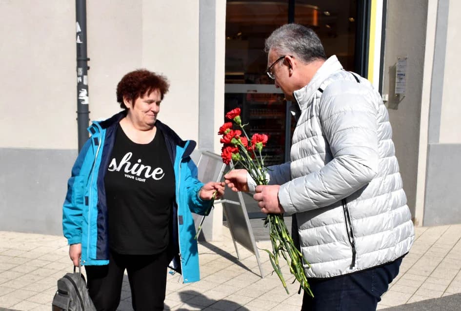 Kandidatkinja za županicu SDP-a Martina Vlašić Iljkić i županijski čelnik kandidat za gradonačelnika Požege Mitar Obradović uručivali karanfile Požežankama
