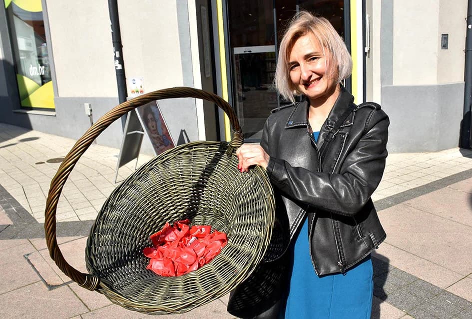 Kandidatkinja za županicu SDP-a Martina Vlašić Iljkić i županijski čelnik kandidat za gradonačelnika Požege Mitar Obradović uručivali karanfile Požežankama