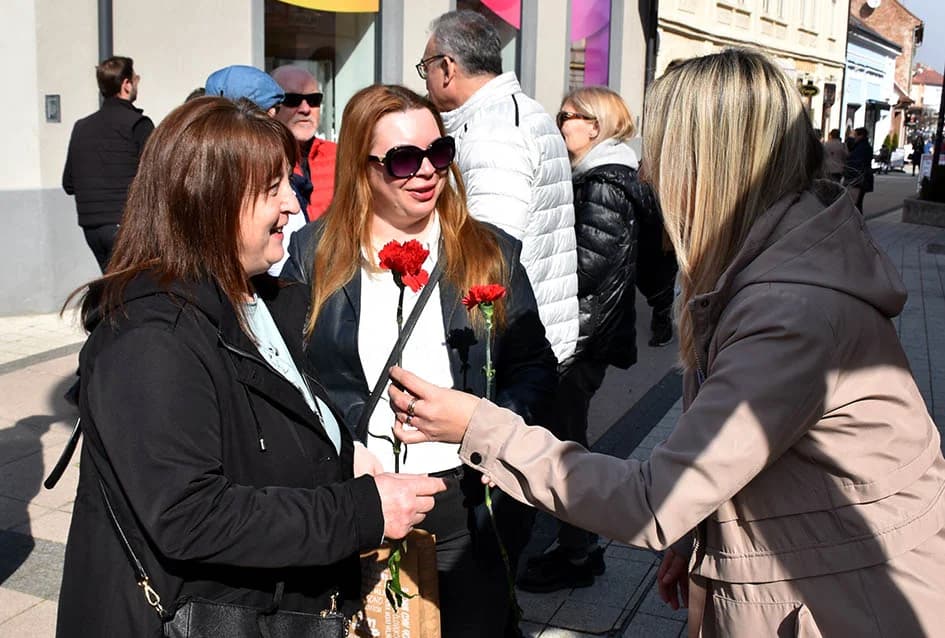 Kandidatkinja za županicu SDP-a Martina Vlašić Iljkić i županijski čelnik kandidat za gradonačelnika Požege Mitar Obradović uručivali karanfile Požežankama