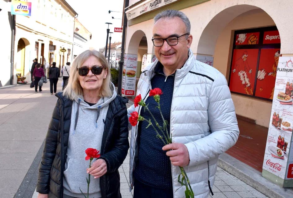Kandidatkinja za županicu SDP-a Martina Vlašić Iljkić i županijski čelnik kandidat za gradonačelnika Požege Mitar Obradović uručivali karanfile Požežankama