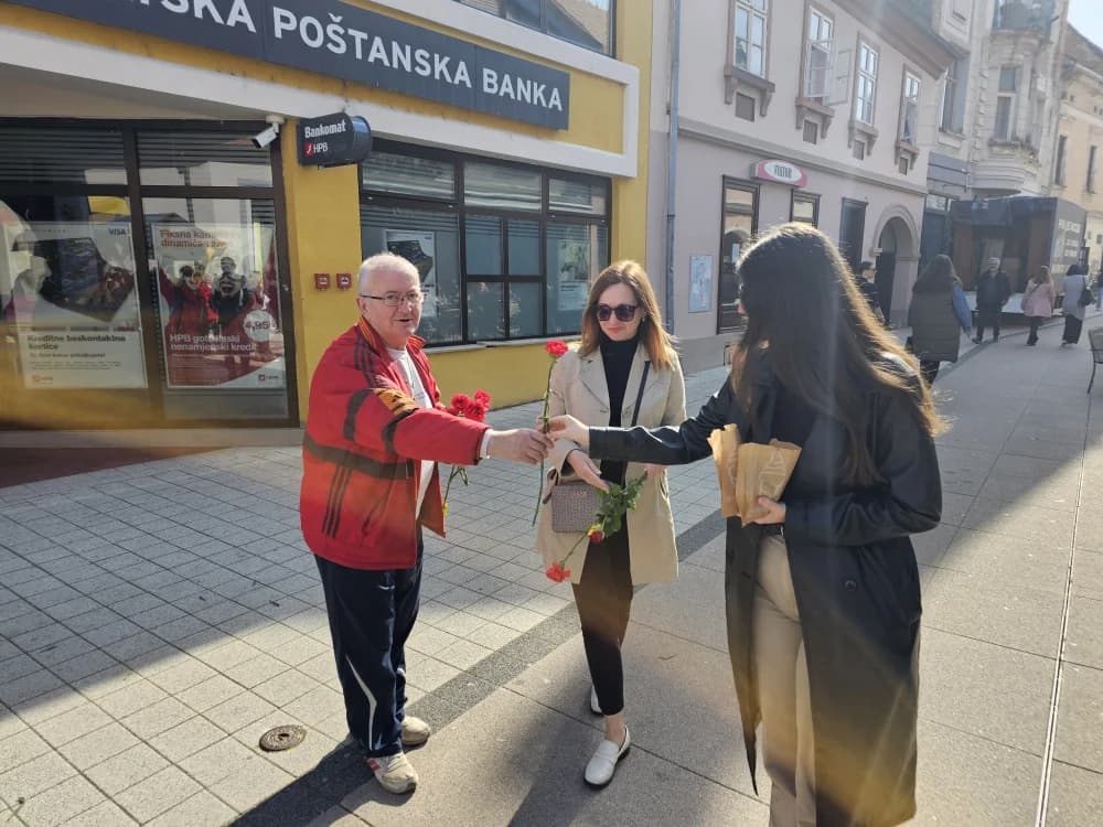 Kandidatkinja za županicu SDP-a Martina Vlašić Iljkić i županijski čelnik kandidat za gradonačelnika Požege Mitar Obradović uručivali karanfile Požežankama