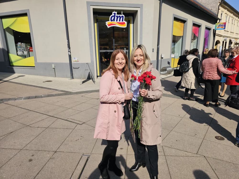 Kandidatkinja za županicu SDP-a Martina Vlašić Iljkić i županijski čelnik kandidat za gradonačelnika Požege Mitar Obradović uručivali karanfile Požežankama