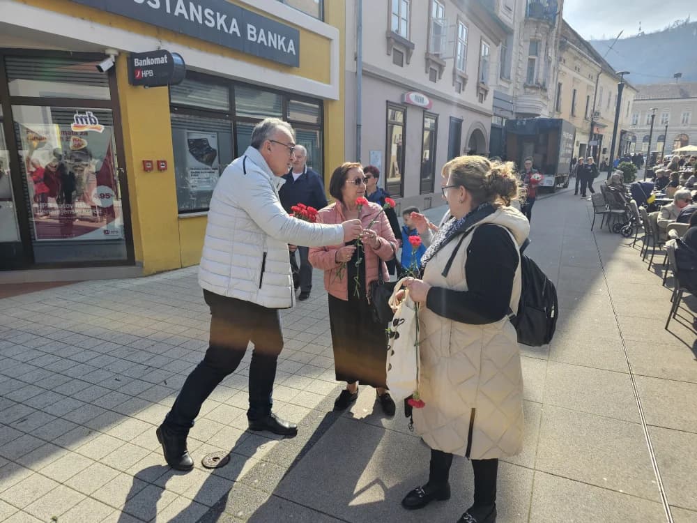 Kandidatkinja za županicu SDP-a Martina Vlašić Iljkić i županijski čelnik kandidat za gradonačelnika Požege Mitar Obradović uručivali karanfile Požežankama