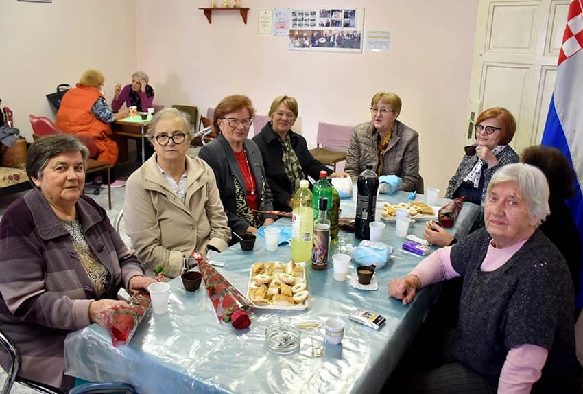 Požeški HSU darivao članice uz Dan žena