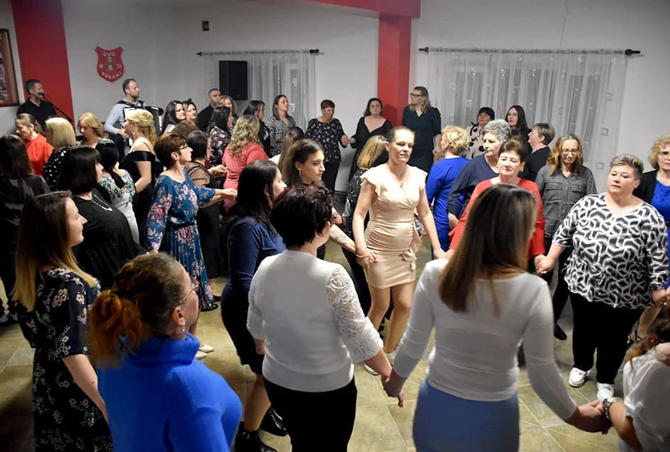 Veselilo se 130 žena požeškog kraja za svoj dan - dio prihoda dale za liječenje oboljelog mladića