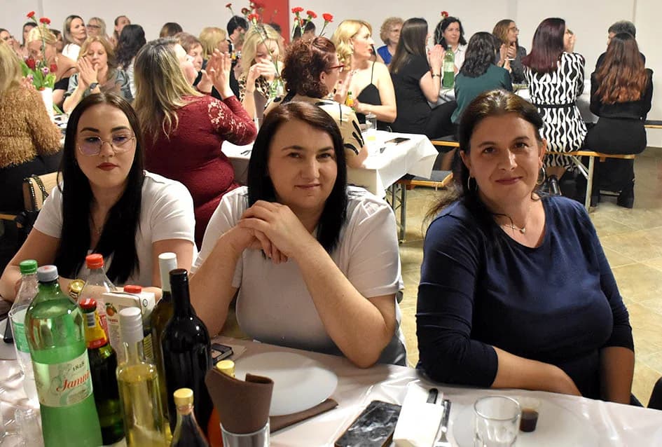 Veselilo se 130 žena požeškog kraja za svoj dan - dio prihoda dale za liječenje oboljelog mladića