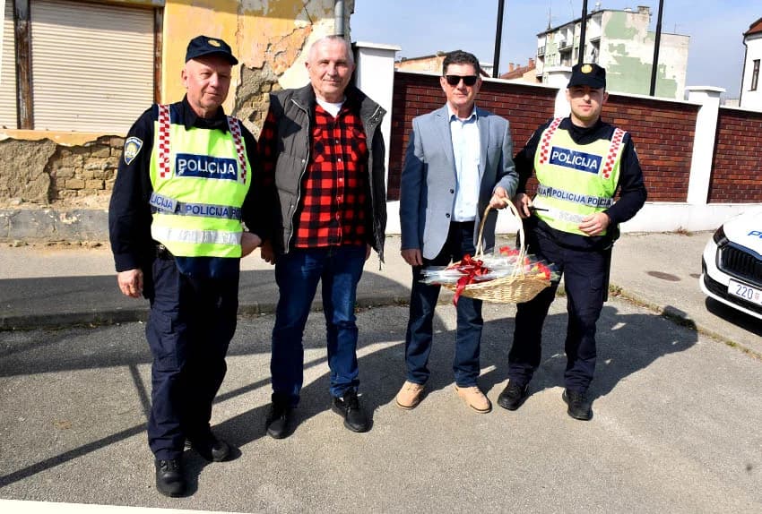 Crveni karanfili Autokluba za žene Požege