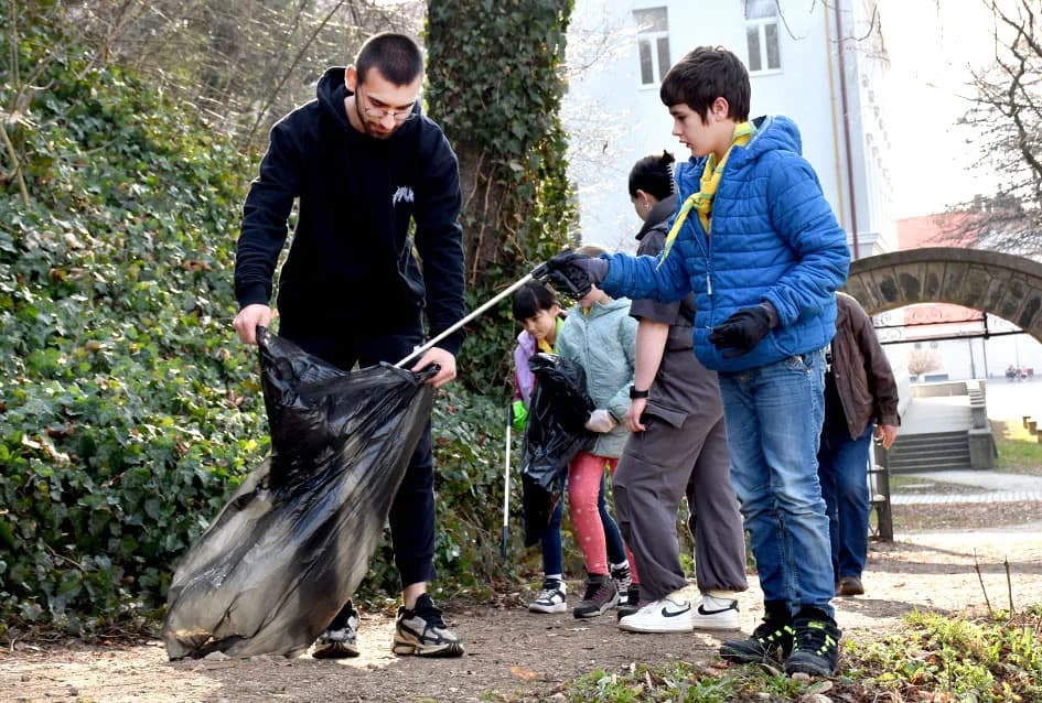 POŽEŠKI IZVIĐAČI SVOM GRADU NA DAR: Očistili park Stari grad
