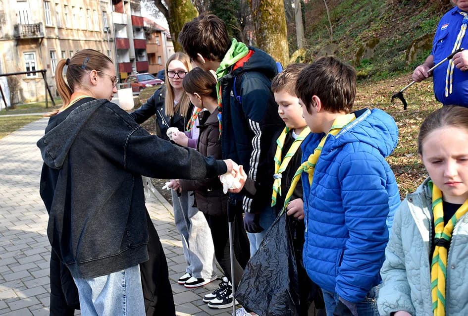 POŽEŠKI IZVIĐAČI SVOM GRADU NA DAR: Očistili park Stari grad