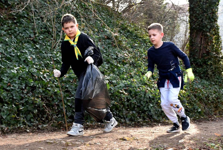 POŽEŠKI IZVIĐAČI SVOM GRADU NA DAR: Očistili park Stari grad