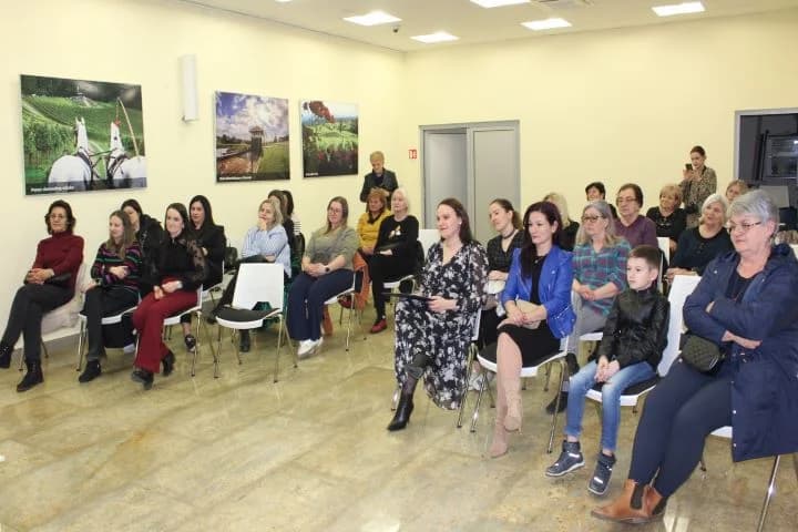PLETERNICA - U SKLOPU PROJEKTA „ČETVRT KNJIGE“: Predstavljena knjiga ʼʼU vilama hrvatske elite“ Marijane Šimunić Raič