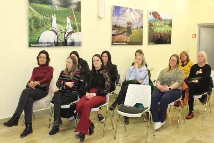 PLETERNICA - U SKLOPU PROJEKTA „ČETVRT KNJIGE“: Predstavljena knjiga ʼʼU vilama hrvatske elite“ Marijane Šimunić Raič