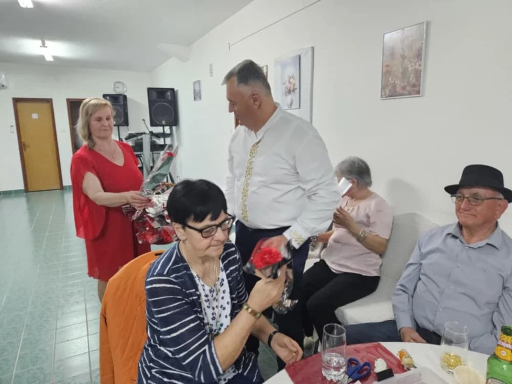 Velički umirovljenici uz Dan žena darivali i muškarce!