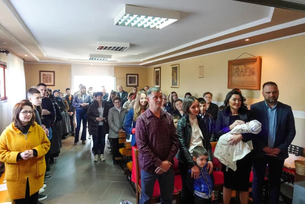 Krštenje devetog djeteta roditelja Ivić u Bučju
